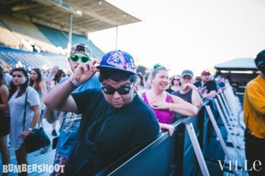 Crowd 7072