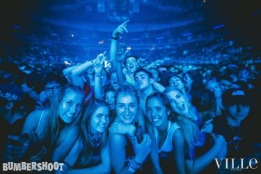 crowd 7751