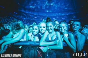 crowd 7768